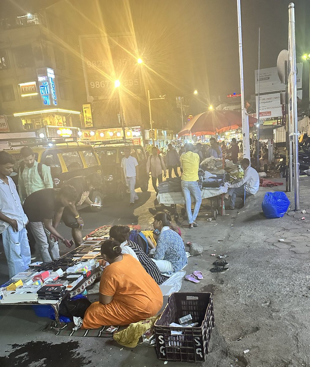 सुक्टा बोंबिल (@suktabombil) on Twitter photo <a href="/MumbaiPolice/">मुंबई पोलीस - Mumbai Police</a> बाहेरून आले. ते हे! जे मुंबईच्या रस्त्यावर, फुटपाथवर, रेल्वे स्थानकाबाहेर अनधिकृत धंदे मांडून मुंबईकरांची गैरसोय करतात.
बाकी, मुंबईत मराठा आलेत. त्यांच्याच राज्यात हक्क मागण्यासाठी आपल्या सरकारजवळ आलेत. मुंबई आमच मंत्रालय आहे.
मुंबई पोलिसांना दृष्टिदोष असेल तर डोळे तपासून घ्या <a href="/MumbaiPolice/">मुंबई पोलीस - Mumbai Police</a> बाहेरून आले. ते हे! जे मुंबईच्या रस्त्यावर, फुटपाथवर, रेल्वे स्थानकाबाहेर अनधिकृत धंदे मांडून मुंबईकरांची गैरसोय करतात.
बाकी, मुंबईत मराठा आलेत. त्यांच्याच राज्यात हक्क मागण्यासाठी आपल्या सरकारजवळ आलेत. मुंबई आमच मंत्रालय आहे.
मुंबई पोलिसांना दृष्टिदोष असेल तर डोळे तपासून घ्या