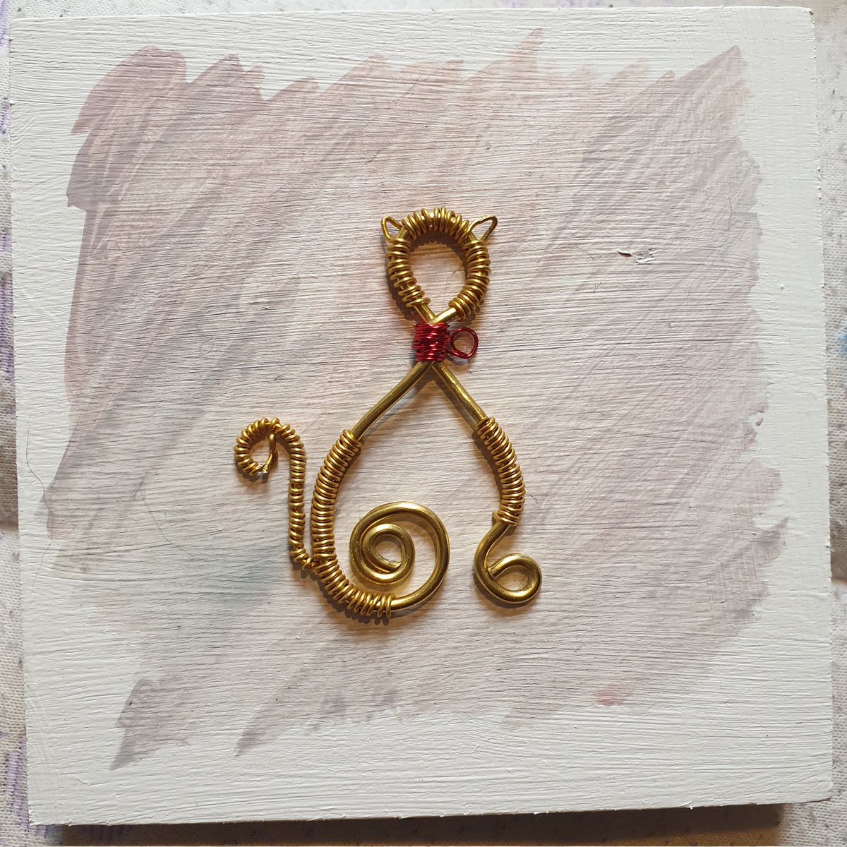 Liberator_hen's tweet image. Tiny cat on a canvas!
.@MerylinmoonUK 
#art
#Handmade 
#wireart