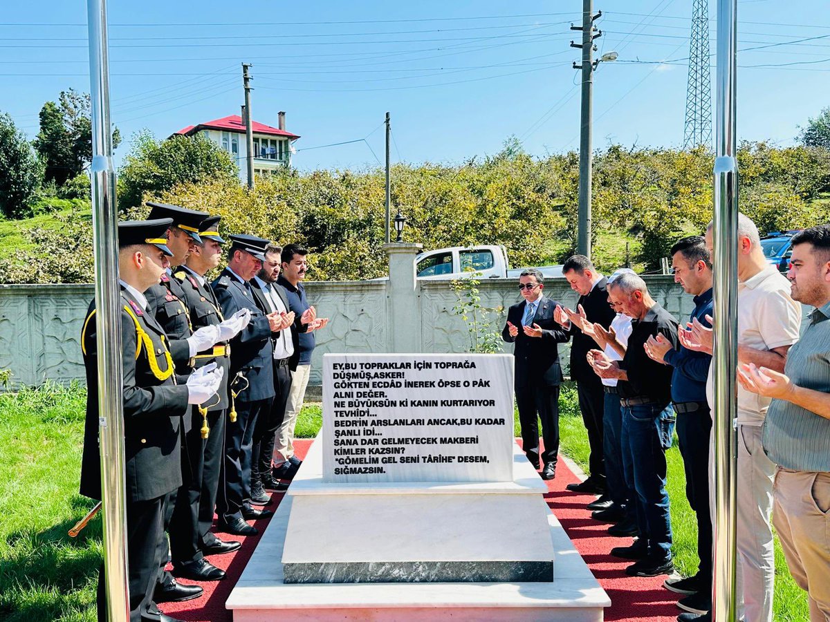 30 Ağustos Zafer Bayramı münasebetiyle, Kaymakamımız Sn. Ahmet KAVANOZ, Espiye Belediye Başkanı Sn. Erol KARADERE, şehidimizin değerli ailesi ve ilçe protokolü, Şehit P. Er. İsmail ÜNAL’ın kabrini ziyaret ettiler. 
Aziz şehidimize Allah’tan rahmet diliyoruz, mekanı cennet olsun🇹🇷