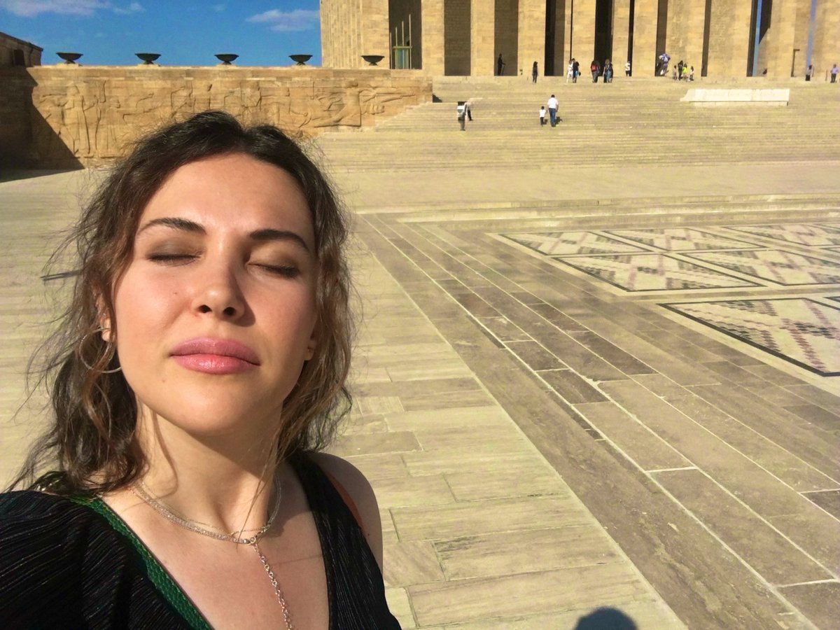 Yıl 2017
Güneşli bir Ankara günüydü..
#Anıtkabir’i ilk ziyaretimde gözyaşlarımı tutamadığımı çok iyi hatırlıyorum 

Saygı ve minnetle 
#30AgustosZaferBayrami