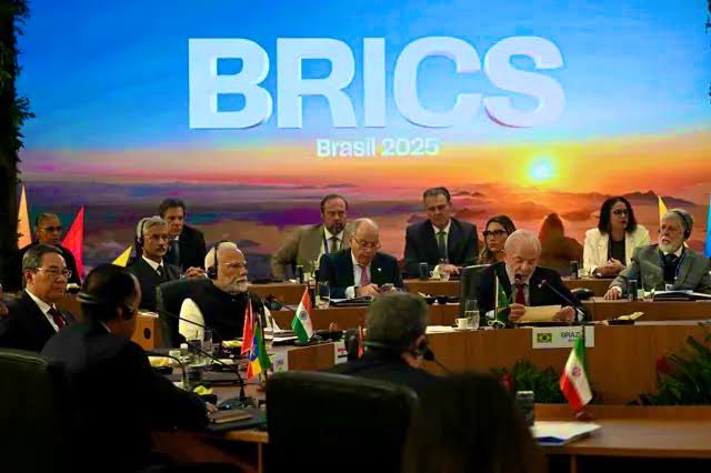 Arun Chaudhary ЁЯЗоЁЯЗ│ (@iarunchaudhary) on Twitter photo рдореБрдЭреЗ рдРрд╕рд╛ рд▓рдЧ рд░рд╣рд╛ рд╣реИ рдЕрдореЗрд░рд┐рдХреА рд░рд╛рдЬрдиреАрддрд┐ рдЯреНрд░рдореНрдк рд╕рд╛рд╣рдм рдХреА рд░рд╛рдЬрдиреАрддрд┐рдХ рд╣тАж.рдпрд╛ рдХрд░рд╡рд╛рдиреЗ рдХреЗ рдореВрдб рдореЗрдВ рд╣реИред
рдЯреНрд░рдореНрдк рдХреА рд╣рд░рдХрддреЗ BRICS рдХреЛ рд╢рдХреНрддрд┐рд╢рд╛рд▓реА рдмрдирд╛ рд░рд╣реА рд╣реИ рдЬрд┐рд╕рд╕реЗ рдЕрдм рджреБрдирд┐рдпрд╛ рдЕрдореЗрд░рд┐рдХрд╛ рдХреЗ рд▓рд┐рдП рджрд░рд╡рд╛рдЬреЗ рдмрдВрдж рдХрд░рдиреЗ рд▓рдЧреА рд╣реИ!
рдмрд╛рдХрд╝реА рдЖрдкрдиреЗ рдЯреНрд░рдореНрдк рдХреЗ рдордирдорд╛рдиреЗ рдЯреИрд░рд┐рдл рдкрд░ рдЕрдореЗрд░рд┐рдХрд╛ рдХреЗ рдХреЛрд░реНрдЯ рдХрд╛ рдлрд╝реИрд╕рд▓рд╛ рддреЛ рджреЗрдЦ рд▓рд┐рдпрд╛ рд╣реЛрдЧрд╛ ? рдореБрдЭреЗ рдРрд╕рд╛ рд▓рдЧ рд░рд╣рд╛ рд╣реИ рдЕрдореЗрд░рд┐рдХреА рд░рд╛рдЬрдиреАрддрд┐ рдЯреНрд░рдореНрдк рд╕рд╛рд╣рдм рдХреА рд░рд╛рдЬрдиреАрддрд┐рдХ рд╣тАж.рдпрд╛ рдХрд░рд╡рд╛рдиреЗ рдХреЗ рдореВрдб рдореЗрдВ рд╣реИред
рдЯреНрд░рдореНрдк рдХреА рд╣рд░рдХрддреЗ BRICS рдХреЛ рд╢рдХреНрддрд┐рд╢рд╛рд▓реА рдмрдирд╛ рд░рд╣реА рд╣реИ рдЬрд┐рд╕рд╕реЗ рдЕрдм рджреБрдирд┐рдпрд╛ рдЕрдореЗрд░рд┐рдХрд╛ рдХреЗ рд▓рд┐рдП рджрд░рд╡рд╛рдЬреЗ рдмрдВрдж рдХрд░рдиреЗ рд▓рдЧреА рд╣реИ!
рдмрд╛рдХрд╝реА рдЖрдкрдиреЗ рдЯреНрд░рдореНрдк рдХреЗ рдордирдорд╛рдиреЗ рдЯреИрд░рд┐рдл рдкрд░ рдЕрдореЗрд░рд┐рдХрд╛ рдХреЗ рдХреЛрд░реНрдЯ рдХрд╛ рдлрд╝реИрд╕рд▓рд╛ рддреЛ рджреЗрдЦ рд▓рд┐рдпрд╛ рд╣реЛрдЧрд╛ ?