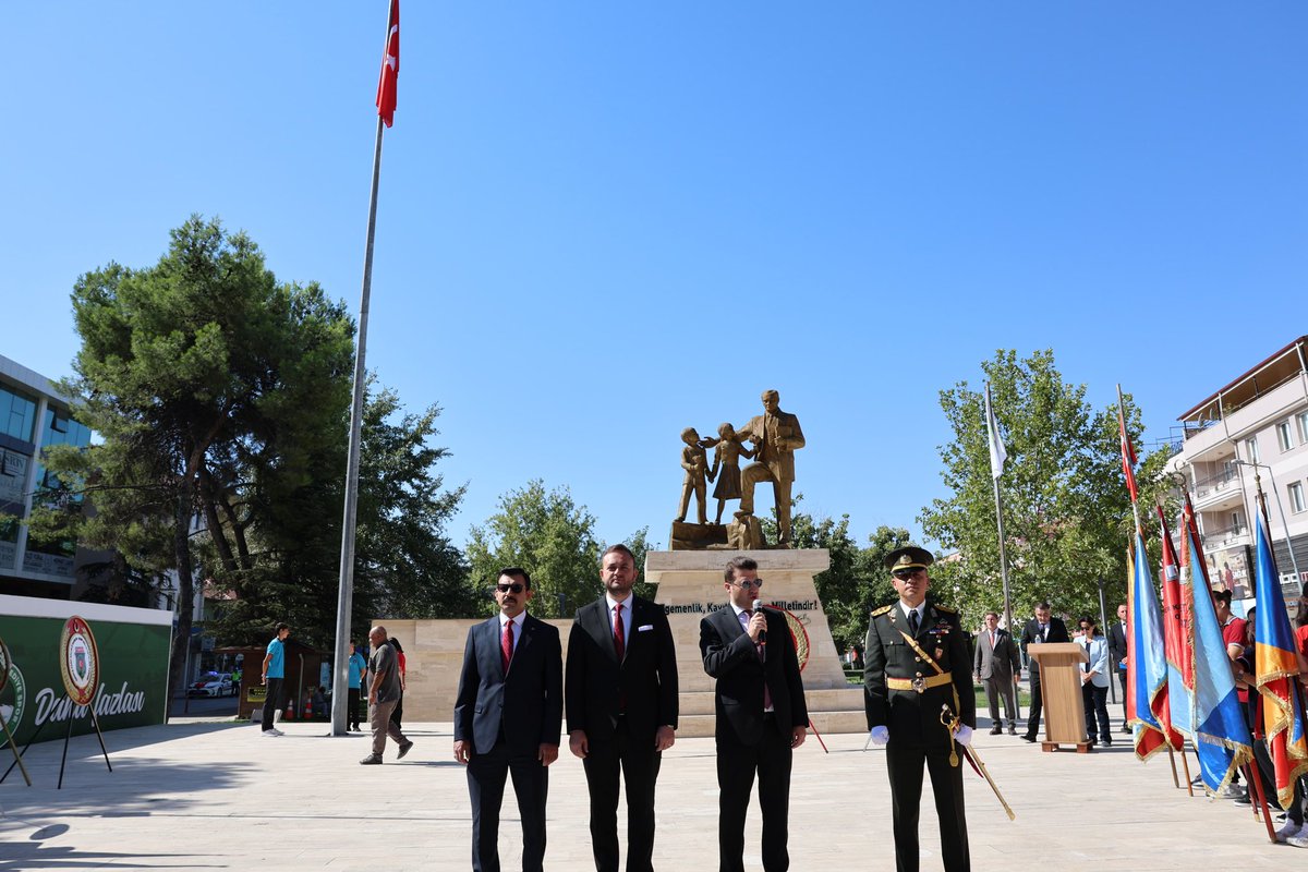 CivrilKaymakaml's tweet photo. 🇹🇷 Kaymakamımız Sn. @fatihcidiroglu ,30 Ağustos Zafer Bayramı’nın 103. yıl dönümü ve Çivril’imizin düşman işgalinden kurtuluşu dolayısıyla Atatürk Anıtı’na çelenk sundu.
#civril
#30ağustoszaferbayramı
#zaferbayramımızkutluolsun
@DenizliValiligi
@TC_icisleri https://t.co/hjc1dzyCjt