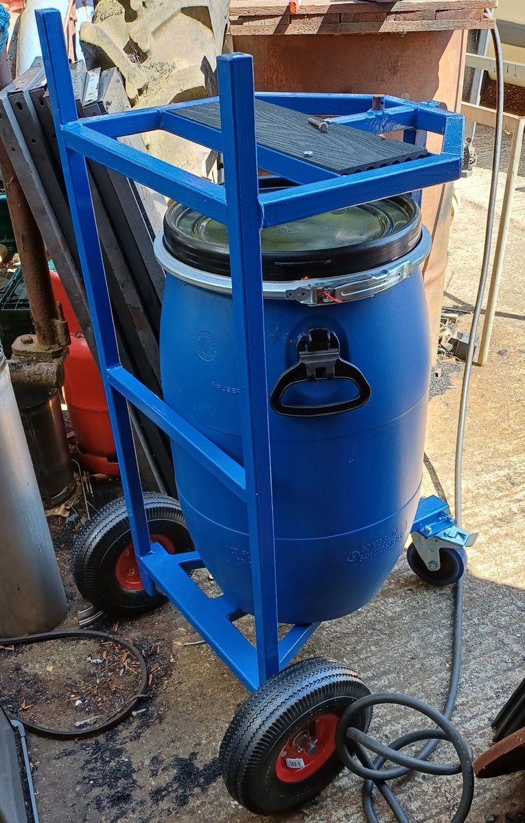 The station adopters at Burnham-on-Crouch are thrilled with their new water bowser, which was expertly crafted by fellow station adopter Andrew, from Southminster station!

It will make watering the plants so much easier! 🌷🌻🪴
#Stationadopters #BurnhamOnCrouch