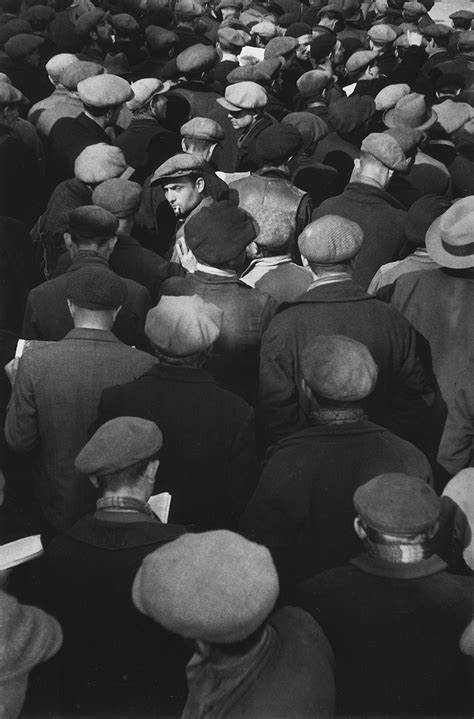 "El lobo se vestía con piel de cordero y el rebaño consentía el engaño".
Mary Shelley
📷Roger Schall