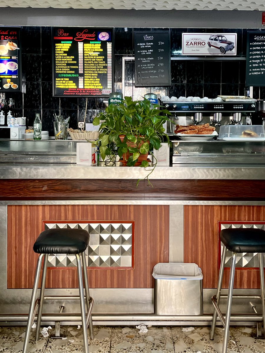 Nuestros baretos de barra. 

Taburetes, servilletas de papel por el suelo de terrazo, cañas y aperitivos.

Felicidad!