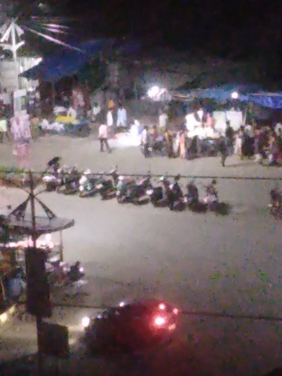 pravinraikar7's tweet image. #HawkerNuisance &amp;amp; #Illegalparking of 2 and 4 wheelers every #Tuesday during Dronagiri #weeklymarket where hawkers encroach footpaths &amp;amp; roads and operate their stalls using SPEAKERS till 11 pm NIGHT,  @CIDCO_Ltd &amp;amp; authorities do nothing to stop this #PUBLICNUISANCE .... @AmitShah