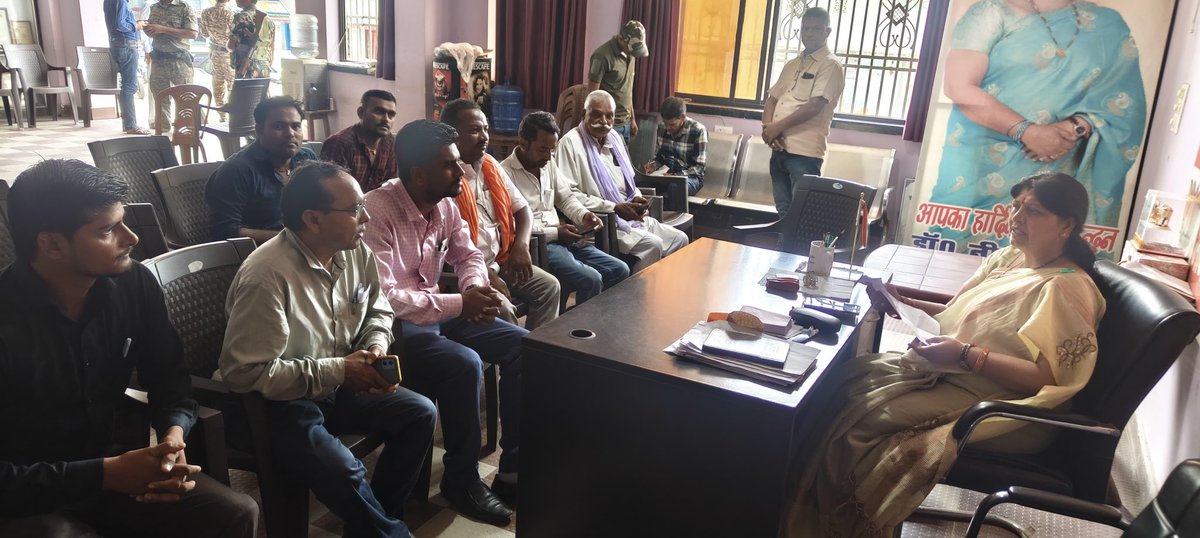 Dr_NeeraYadav's tweet image. आज कोडरमा स्थित आवास पर.
लोगों से हुई मुलाकात. कई लोगों ने समस्याओं को रखा. समाधान का प्रयास भी हुआ. बरनवाल समाज के लोगों ने मुलाकात कर सौंपा ज्ञापन..
आपके साथ हमेशा..
कल भी, आज भी और कल भी...
#koderma