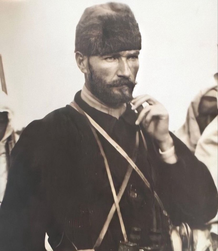 Şereftir yolundan yürümek , ruhun şad olsun büyükdevrimci…
#Atatürk 
#30AğustosZaferBayramı