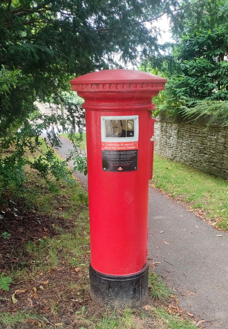 One from my archives at Woodstock, Oxfordshire. This postbox features a stamp of Winston Churchill who was born at nearby Blenheim Palace - this was part of Royal Mail's celebration of 50 years of special stamps in 2015
#PostboxSaturday