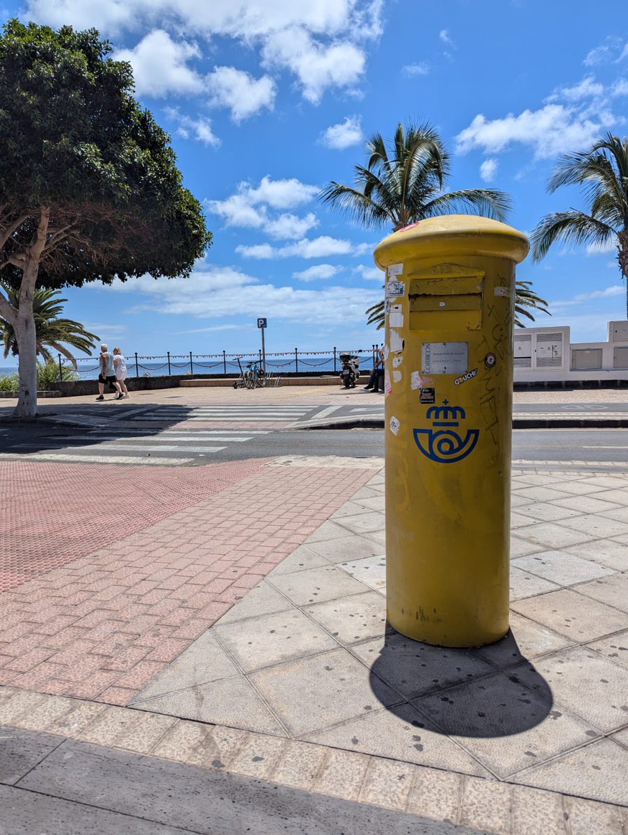“I’ve got letters and postcards a-plenty
I’ve got paper and notelets galore
You want cool postboxes? I’ve got twenty!
But who cares? No big deal, I want more!” OK, Little Mermaid, here’s a nice one in Puerto del Carmen too… Happy #PostboxSaturday, everyone! 😄📮🧜‍♀️🏝️❤️
