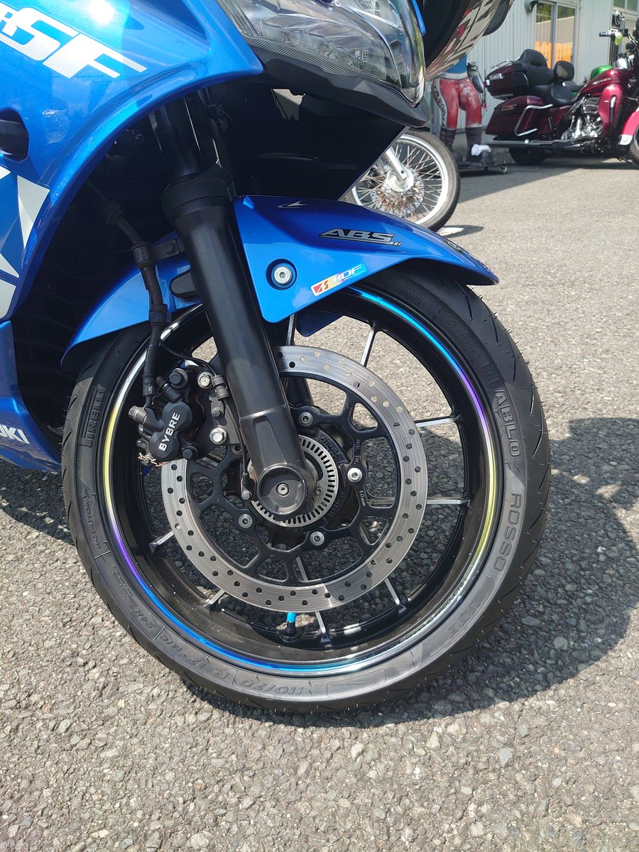 ジクサーのタイヤ交換&amp;ブレーキパッド交換を赤男爵にて行った🍀
今回選ばれたタイヤは…。ピレリロッソ3(今さら笑っ)
ホントはQ5Aにしようと思ってたが、ロッソ3の安さについつい…w
パッドは赤パッドからゴールデンパッドへチェンジ✨
とりあえず100kmは走って来たので本日はおバイク終了🏍️