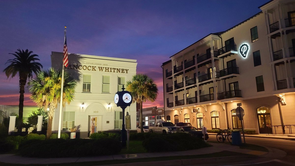 iCyclone's tweet image. Want to end a dark day with light. #Hurricane #KATRINA forever changed the Gulf Coast. The scars cannot be erased. But, boy has it bounced back. New Orleans has recaptured its magic vibrance. And Coastal #Mississippi is booming. Some pics of present-day Bay Saint Louis.