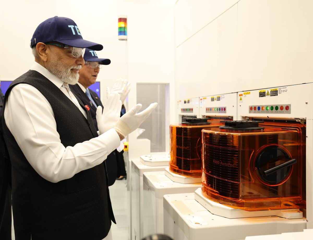 石破首相と東京エレクトロンの工場を訪問しました。研修室や生産イノベーションラボを視察し、同社の幹部とも意見交換を行いました。半導体は印日協力の重要な分野です。