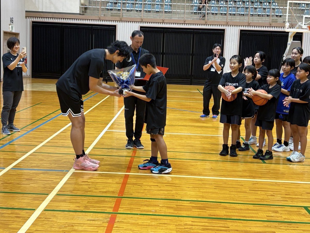 kg_rebnise's tweet image. 先日、マルマエスポーツセンター出水で開催された出水市が主催するバスケットボール教室に、出水市出身のU18HC #安慶大樹 が参加しました🏀
約60名の子どもたちと汗を流し、バスケットを楽しみました🤝
参加してくれた子どもたち、そして関係者の皆様ありがとうございました！