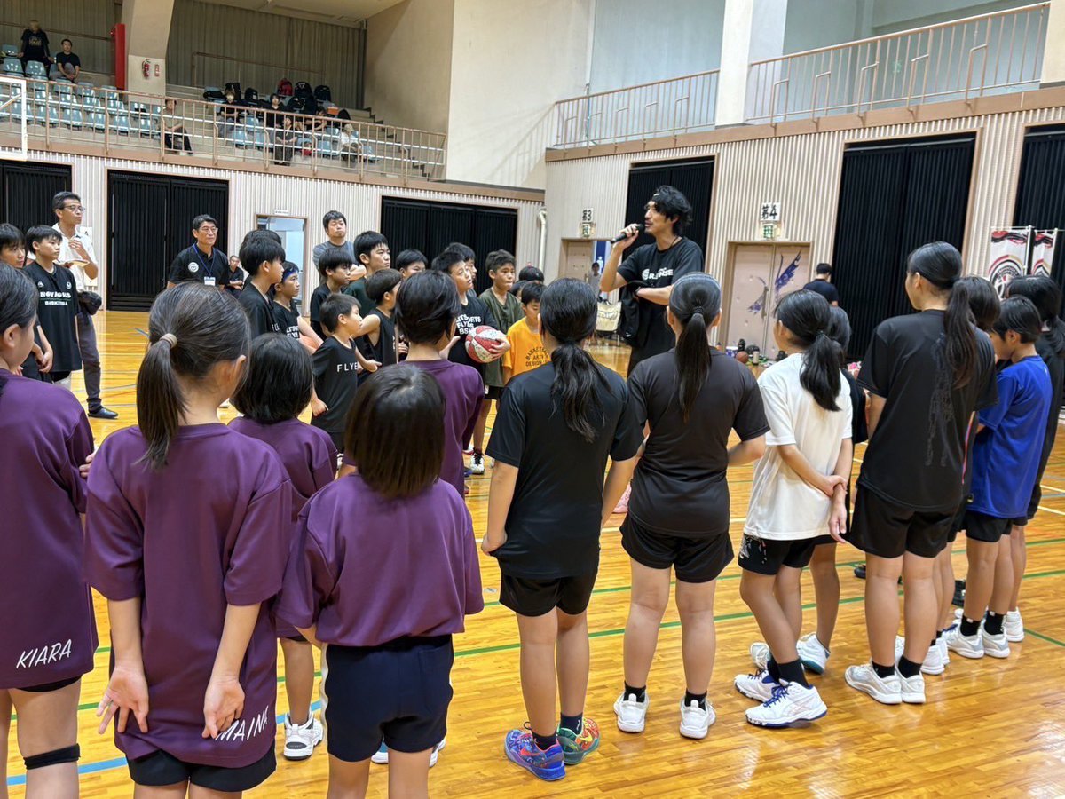 kg_rebnise's tweet image. 先日、マルマエスポーツセンター出水で開催された出水市が主催するバスケットボール教室に、出水市出身のU18HC #安慶大樹 が参加しました🏀
約60名の子どもたちと汗を流し、バスケットを楽しみました🤝
参加してくれた子どもたち、そして関係者の皆様ありがとうございました！
