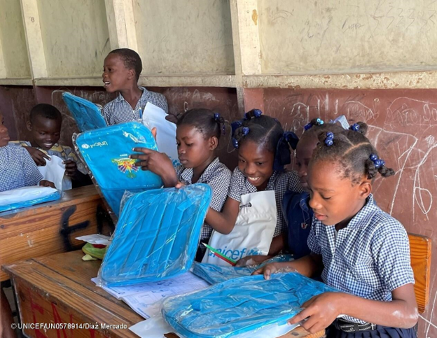 Hace 4 años que un terremoto de magnitud 7.2 sacudió los departamentos del sur de Haití, uno de los países más vulnerables de América Latina. UNICEF pudo equipar 37 aulas con material pedagógico en escuelas de la región con el apoyo de <a href="/MadridPSociales/">Políticas Sociales, Familia e Igualdad</a> #30AñosSolidaridadMadrileña