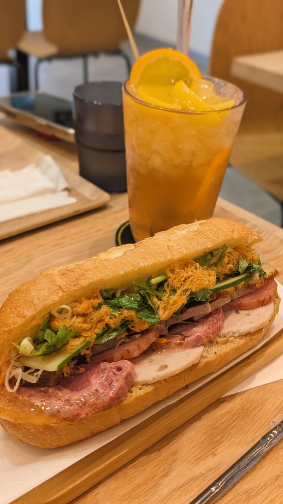 西川口では土曜日にバインミーを食べることになってます