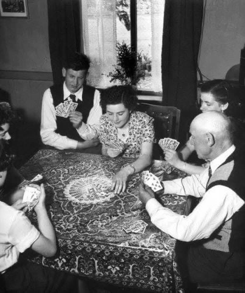 Fijne zaterdag lieve mensen. 
Gezellig een spelletje doen was vroeger heel normaal,  herkenbaar?