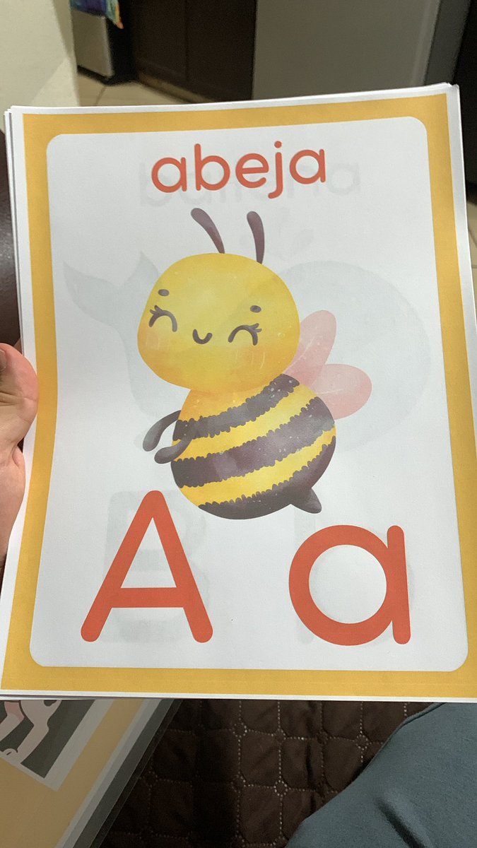 estaba imprimiendo materiales para mi salón de clases y la señora de la papelería me dijo “vas a ser el mejor maestro del mundo, échale ganas”

hits different, me motivó mucho ❤️‍🩹