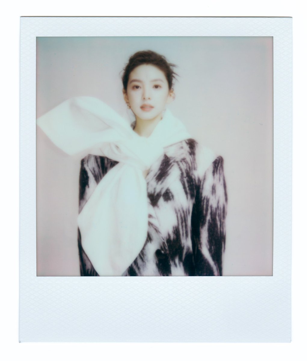 VogueThailand's tweet photo. #VogueReports Givenchy แต่งตั้ง Zhang Ruonan ขึ้นเป็นแบรนด์แอมบาสเดอร์ในยุคสมัยของ Sarah Burton

หลังจากซาร่าห์เดบิวต์เปิดตัวคอลเล็กชั่นแรกกับ @givenchy ไปเมื่อเดือนมีนาคมที่ผ่านมา ล่าสุดมีการเดินหน้าก่อร่างสร้างยุคสมัยใหม่อย่างเต็มตัวด้วยการเริ่มแต่งตั้งแบรนด์แอมบาสเดอร์ โดยประกาศแต่งตั้ง Zhang Ruonan เป็นแบรนด์แอมบาสเดอร์ประจำประเทศจีนอย่างเป็นทางการ เธอเป็นนักแสดงที่โดดเด่นจากผลงานเรื่อง Cry Me a Sad River และกลับมามีกระแสโด่งดังอีกครั้งในปี 2025 กับผลงาน The First Frost ทั้งนี้เธอยังเป็นแขกคนสำคัญในการบินลัดฟ้าสู่ปารีสแฟชั่นวีกเพื่อชมโชว์เดบิวต์ของซาร่าห์แบบติดขอบรันเวย์อีกด้วย นับเป็นอีกก้าวของจีวองชี่ยุคใหม่ที่กำลังเติบโตและสะท้อนแนวทางของเมซงอย่างชัดเจนขึ้นเรื่อยๆ 

ภาพ: Courtesy of Givenchy