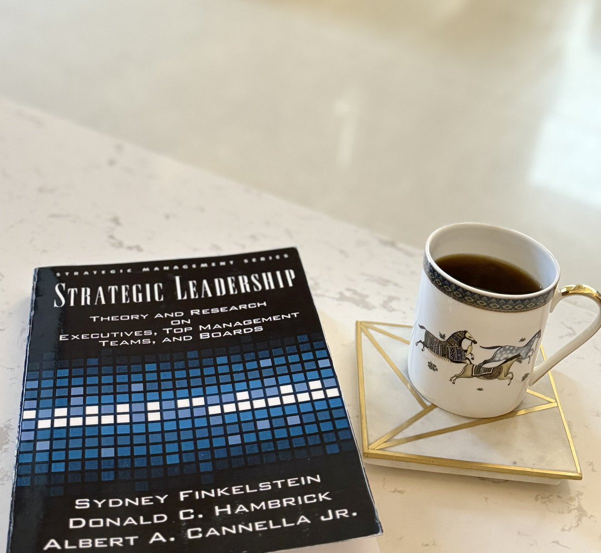 dr3isha's tweet photo. Readers are leaders📚 https://t.co/r86qOGUc3y