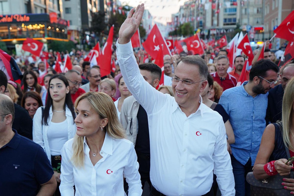 Beylikdüzü ailem, güzel ülkemin kıymetli vatandaşları…

Bugün, şanlı tarihimizin dönüm noktalarından biri olan 30 Ağustos Zafer Bayramı’nı ilk kez sizden uzak, demir kapılar ardında karşılıyorum.
Oysa biz her 30 Ağustos’u Barış ve Sevgi Buluşmalarımızda, sahaflarımızda,