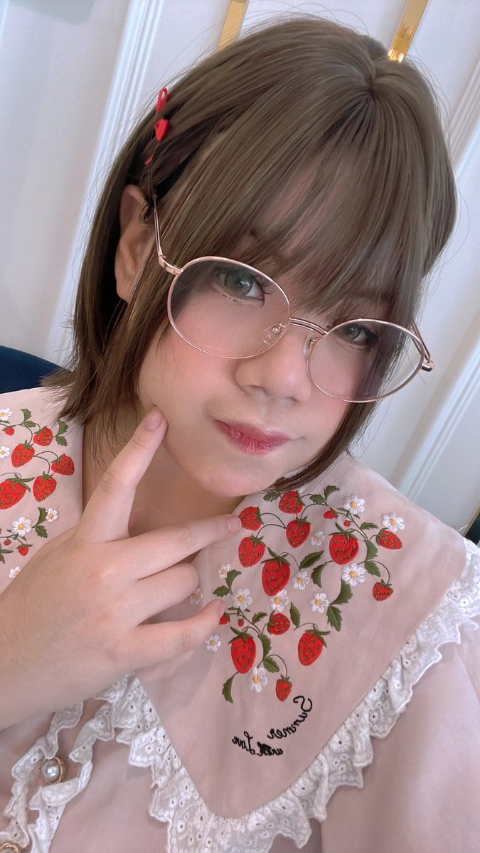 นานๆทีจะไม่ได้ใส่ลุคป๊อ 🥺👉👈 ไม่รู้ว่าน่ารักมั้ย แง่ะ