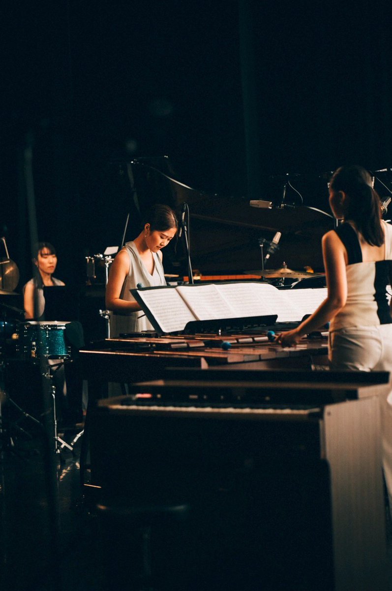 「moment」<a href="/2025_moment_/">8/28・8/29 moment 刻むか、刻まれるか。</a> 終演しました。
これまで"打楽器奏者"という肩書きで自身を縛り、可能性を殺してきたと感じます。
このように長期間かけて共演者やスタッフの皆様と創ることがこの先何度あるか分からない。この時間がずっと続いて欲しいと思いながら舞台に立ちました。大感謝。
📸<a href="/tarumikana/">Kana Tarumi 垂水佳菜</a>