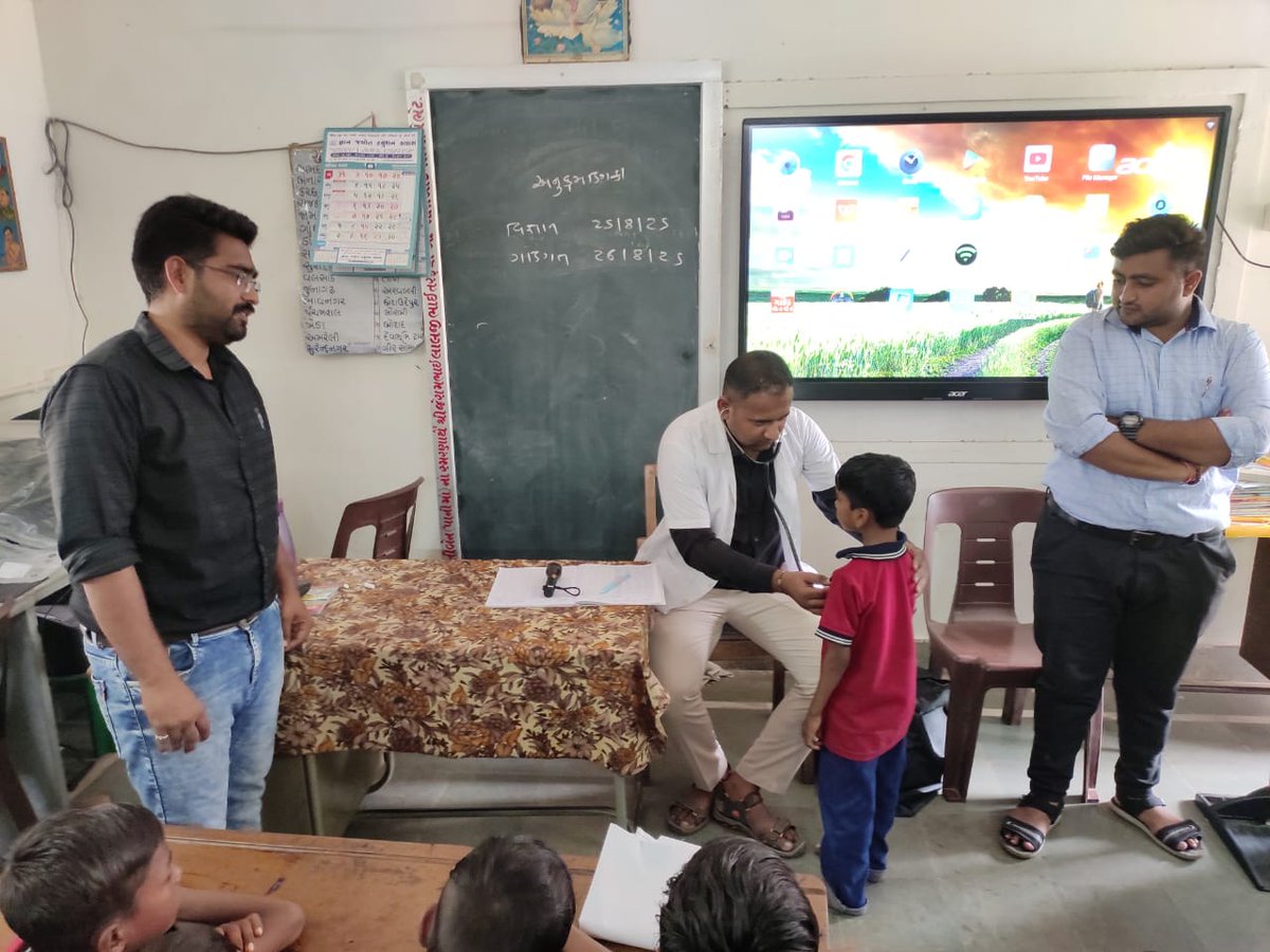 Dsbcc_jamnagar's tweet photo. ધ્રોલ તાલુકાની RBSK-રાષ્ટ્રીય બાળ સ્વાસ્થ્ય કાર્યક્રમ ની આરોગ્ય ટીમ દ્વારા
શ્રી વાંકિયા પ્રાથમિક શાળા ખાતે ૧૦૯ જેટલા બાળકોની આરોગ્ય તપાસણી કરવામાં આવી જેમાં એનિમિક બાળકોને સારવાર માટે તેમજ પોષણ યુક્ત આહાર અંગે માર્ગદર્શન આપવામાં આવ્યું. #RBSK #SchoolHealth #schoolhealthprogram https://t.co/DOADc9eLnt