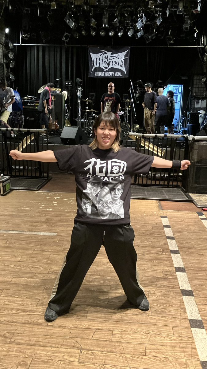 hanadan1999's tweet photo. 本日から発売の、

花団ホラーTシャツ

です😊
着用モデル→照明いそちゃん(女性、159cm、O型、射手座、彼氏なし、海鮮好き、髪切った、お酒好き、カラオケの十八番は上海ハニー)はMサイズでいい感じ◎ https://t.co/FCwA7YwOCa