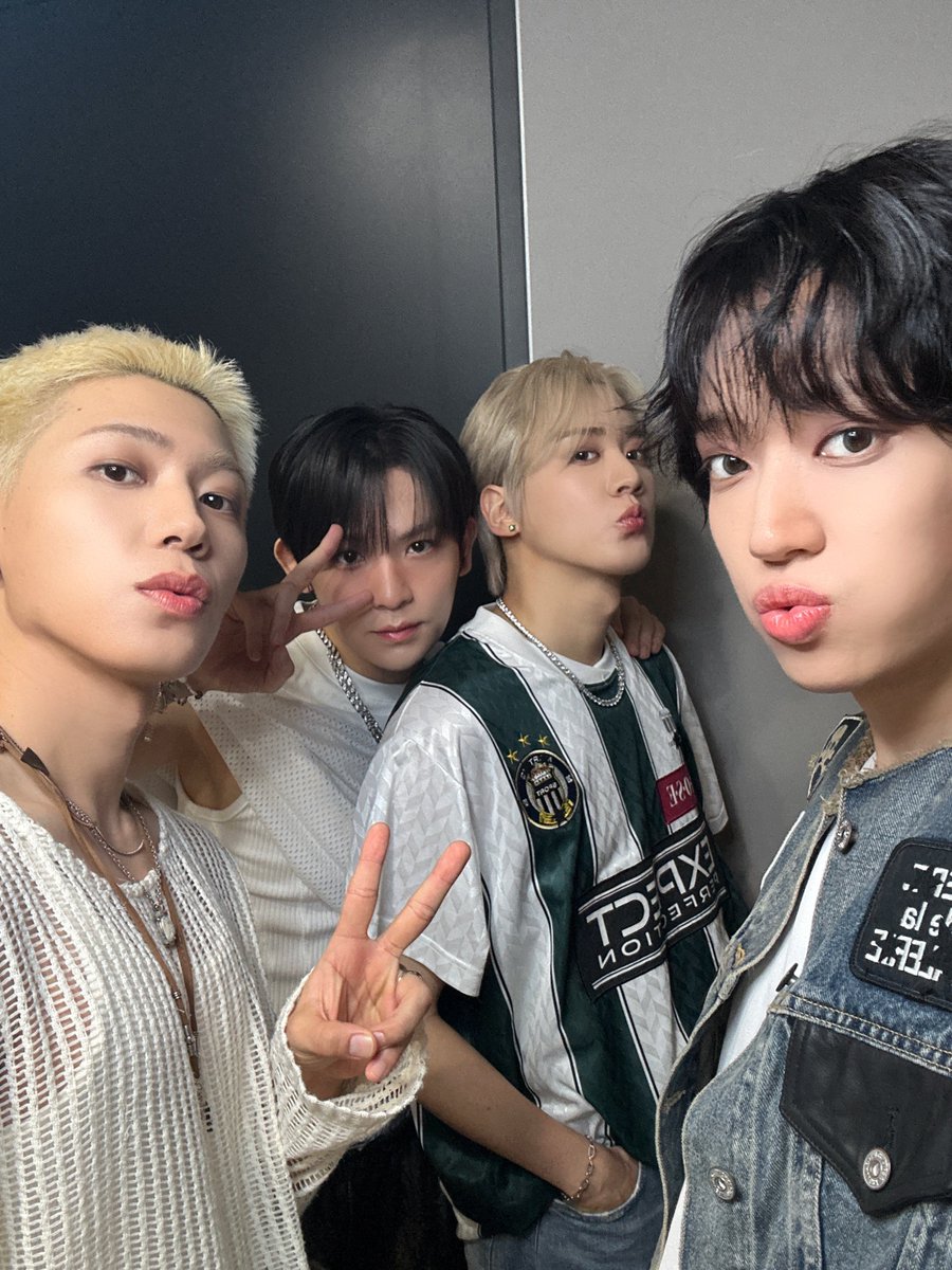 [💫]
잠시후, MBC ‘쇼! 음악중심‘에서 #틴탑 'Cherry Pie' 무대가 공개됩니다☀️👖 엔젤🪽 모두 본.방.사.수 !! 📺

#TEENTOP #틴탑 
#JUST15_TEENTOP #CherryPie