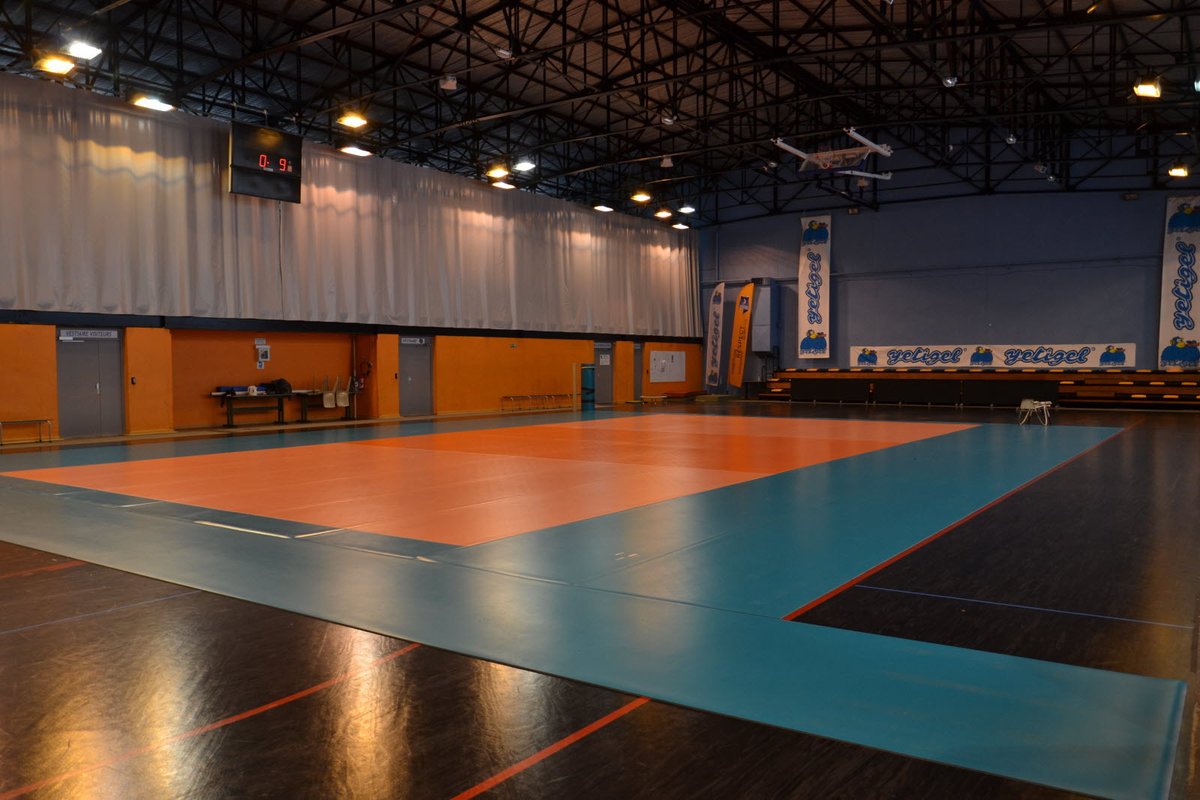 Orange (84) : la préfecture interdit une distribution de fournitures scolaires aux enfants du quartier de Fourchevieilles qui devait être organisée par des dealers dans un gymnase
 fdesouche.com/2025/08/30/ora…