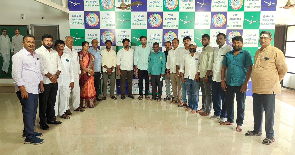 DevineniAvi's tweet photo. ఈ రోజు ఎన్టీఆర్ జిల్లా వైఎస్ఆర్ కాంగ్రెస్ పార్టీ కార్యాలయంలో జిల్లా అధ్యక్షులు దేవినేని అవినాష్ గారు జిల్లా అనుబంధ విభాగాల అధ్యక్షులతో సమావేశం అయ్యారు.

రానున్న రోజుల్లో జిల్లా అనుబంధ విభాగాల అద్యక్షులు ఎన్టీఆర్ జిల్లాలో వైస్సార్సీపీ పార్టీ బలోపేతానికి కీలకపాత్ర పోషించాలి అని ఎన్టీఆర్ జిల్లా వైసీపీ అధ్యక్షులు దేవినేని అవినాష్ గారు వారికి సూచించారు. 

వై.యస్.జగన్ మోహన్ రెడ్డి గారు మరల ముఖ్యమంత్రి అయ్యే విధంగా ఎన్టీఆర్ జిల్లా అన్ని నియోజకవర్గాల సమన్వయకర్తలు ఏర్పాటు చేస్తున్న ప్రతి కార్యక్రమంలో పాల్గొని విజయవంతం చెయ్యాలి అని అన్నారు.

#AvinashForVijayawadaEast #DevineniAvinash #ysrcpntrdistpresident #NTRDistrict #Vijayawadaeast