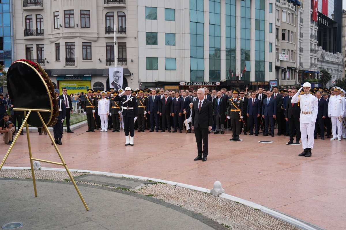 30 Ağustos Zafer Bayramı’mızın 103. yıl dönümünde Kaymakamımız Sayın Abdullah Atakan Atasoy, İstanbul Valimiz Sayın Davut Gül ve İl Protokolünün katılımı ile düzenlenen Taksim Cumhuriyet Anıtı’nda Çelenk Sunma Törenine katıldı.
Kaymakamımız Sayın Abdullah Atakan Atasoy,