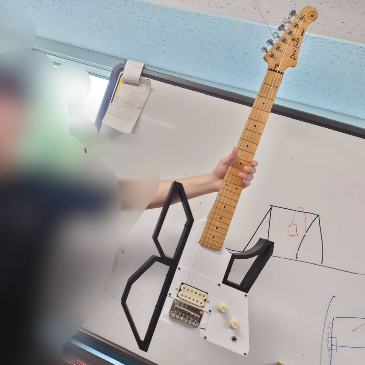 1年生がブレッドボードで学習中！
楽しんでおります^_^
部員が3DPでギター作ったようです。すごいですねぇ