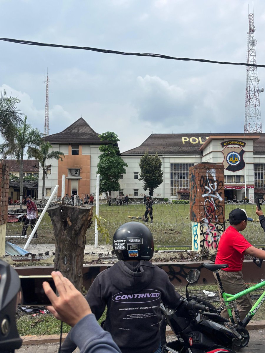 samstrashhh's tweet image. lawan.