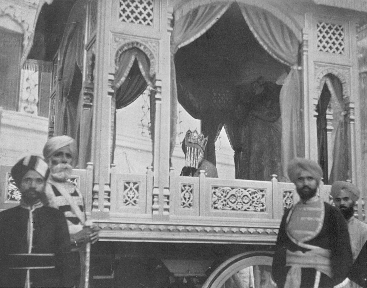 Discovery_CN's tweet photo. 布里金德拉·辛格（Brijindra Singh），帕提亚拉的马哈拉贾（Maharaja of Patiala）之子，乘坐战车沿着婚礼的游行路线前行，庆祝他与卡克劳瓦的塔库尔（Thakur of Kakraua）之女的婚礼，发生在1930年代。 https://t.co/ynTDcb6BQg