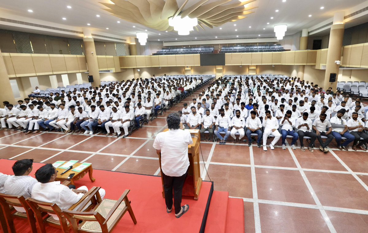 Joel_Dmk's tweet photo. பொற்கால முதல்வர் 
திராவிட பேரரசரின் 
ஆற்றல்மிகு ஆளுமையில்..

கழகத்தின் சுடரொளி #இளந்தலைவர் அவர்களின் வழிகாட்டலில்.. 

கதிர் வெடித்து பிழம்பு விட 
புலர்ந்தது காண் பொழுது
ஒலித்தது காண் போர்ப்பறை 
திக்கெட்டும் திரண்டதுகாண் 
இளைஞர் படை..

அரசியல் அடிச்சுவடி அறியாது 
புது மழையில் புறப்பட்ட
புற்றீசல்களை 
சுட்டெரிக்கும் சூரியன்களாய் 
அடித்து நொறுக்கும் 
அடலேறுகளாய் அணிவகுத்து 
வெற்றி! வெற்றி! வெற்றி என்றே 
களம் காணும் சென்னை கிழக்கு மாவட்டம் - துறைமுகம், வில்லிவாக்கம், எழும்பூர் தொகுதிகளின் வட்ட, பாக இளைஞர் அணி நிர்வாகிகளின் கூட்டத்தில்…🙏🌅🔥

@mkstalin
@Udhaystalin 
@PKSekarbabu 
@VanavilVijay 

#ஓரணியில்_தமிழ்நாடு 
#DyCMUdhay
#DMKYouthWing
#சென்னைமண்டலஇளைஞர்அணி (1/2)