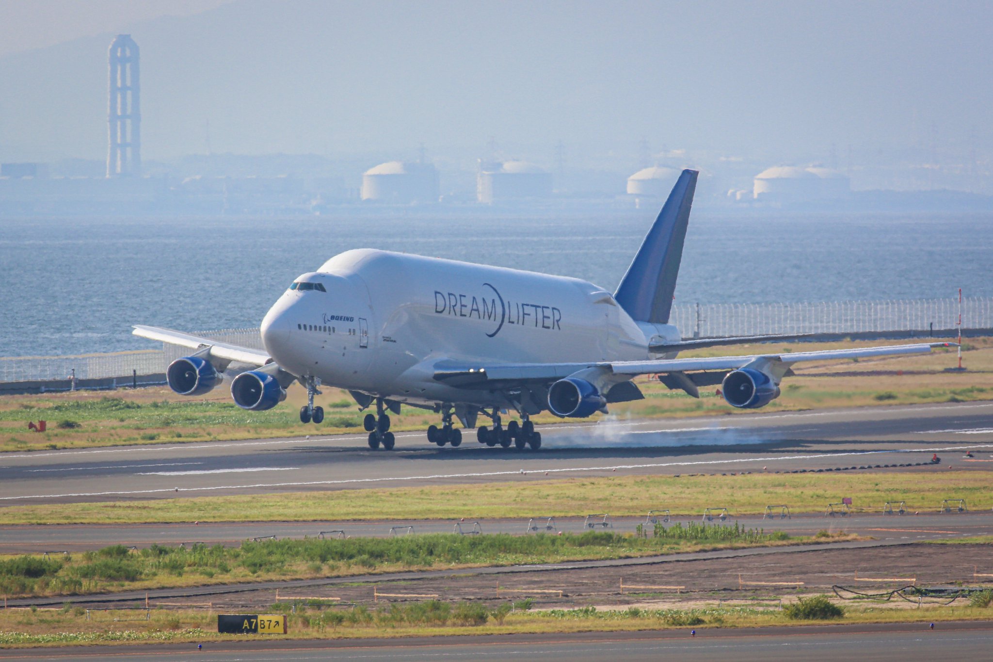 レアなドリームリフターがあなたのデスクに着陸 中部国際空港セントレア on X: 