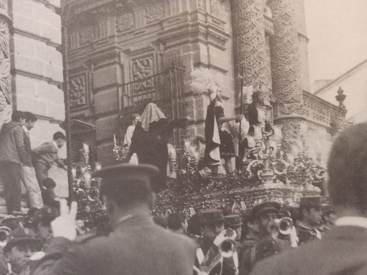 Santo Crucifijo (@santocrucifijo) on Twitter photo Con esta imagen de la década de los sesenta,tomada por Pereiras y que refleja el vínculo histórico que compartimos con nuestra querida <a href="/HermandadYedra/">Hermandad de la Yedra</a>,felicitamos a sus hermanos por el nombramiento del Señor de la Sentencia como imagen que presidirá el Vía Crucis de la <a href="/uhhjerez/">Unión de Hermandades</a> Con esta imagen de la década de los sesenta,tomada por Pereiras y que refleja el vínculo histórico que compartimos con nuestra querida <a href="/HermandadYedra/">Hermandad de la Yedra</a>,felicitamos a sus hermanos por el nombramiento del Señor de la Sentencia como imagen que presidirá el Vía Crucis de la <a href="/uhhjerez/">Unión de Hermandades</a>