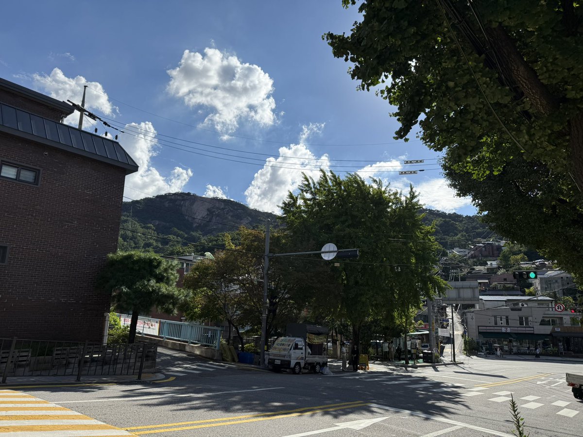 메이크업은 하고 나왔고
날씨도 좋은데
발길가는데로 또 서울 어딘가 갈까 아님
내일을 위해 집가서 쉴까🥹🤣