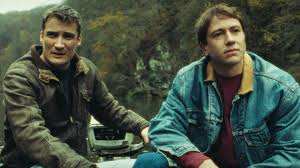 merlinpapin3's tweet photo. .@FredOL69007 Vu le film #UnHommeenFuite de Baptiste Debraux (2024) avec Bastien Bouillon Léa Drucker Pierre Lottin Marion Barbeau Théo Navarro Mussy Anne Consigny Wim Willaert Eric Godon 

Rochebrune est au bord du chaos. Johnny, leader du mouvement de protestation de la ville, a disparu après avoir braqué un fourgon. Lorsque Paul Ligre apprend la nouvelle, il quitte précipitamment Paris et revient dans la ville qui l'a vu grandir pour retrouver son ami d'enfance avant la police. Seulement, l'enquête d'Anna Radoszewski la mène inéluctablement vers le secret qui unit Paul et Johnny. 

Baptiste Debraux signe avec Un Homme en Fuite un polar français qui s’inscrit parfaitement dans cette zone trouble où le cinéma hexagonal semble souvent s’égarer : quelque part entre le téléfilm calibré pour le prime-time de France Télévisions et une sortie en salles qui cherche à occuper l’espace laissé vacant par les grosses productions américaines. On retrouve immédiatement les codes devenus clichés : une policière hantée par son passé, une enquête qui la renvoie à ses propres blessures, un décor météorologique grisâtre fait de pluie battante et de brouillard omniprésent, comme si l’âme des personnages ne pouvait exister que sous un ciel plombé. 

Claire, enquêtrice incarnée par Léa Drucker, enquête sur une disparition dans une petite ville et retrouve un ami d’enfance marqué par ses propres blessures. L’intrigue mêle enquête et drame social, mais la multiplication des flash-backs ralentit le récit et dilue la tension. 

Le film ouvre beaucoup de pistes – le secret d’un adolescent disparu, les liens troubles entre anciens camarades, les non-dits familiaux – mais laisse flotter la plupart d’entre elles sans véritable résolution. Cette impression d’inachevé donne au spectateur une frustration croissante : beaucoup de portes ouvertes, mais peu refermées. On sent poindre la volonté de croiser polar psychologique et chronique sociale, mais la mayonnaise prend mal, tant le scénario semble hésiter entre réalisme cru et schéma dramatique trop balisé. 

Visuellement pourtant, Un Homme en Fuite n’est pas dénué de qualités. La photographie joue habilement des contrastes entre zones rurales désertées et intérieurs froids, la pluie et le brouillard renforçant une atmosphère pesante. La musique, discrète mais soignée, participe à installer un climat d’attente. Mais sur la durée, cette esthétique soignée ne compense pas le manque d’accroche émotionnelle et dramatique du récit. 

Du côté du casting, la présence de Léa Drucker constitue un atout indéniable. Elle apporte une crédibilité solide à son rôle de policière tourmentée, évitant le surjeu et trouvant toujours la juste mesure. Bastien Bouillon, propulsé par le succès de La Nuit du 12, est convoqué ici pour surfer sur cette aura, mais son personnage manque d’originalité et d’impact. En revanche, le nouveau venu Pierre Lottin surprend agréablement : plus nuancé, plus habité, il parvient à tirer son épingle du jeu dans un récit qui ne lui offre pourtant pas beaucoup de relief. 

Reste que le film, malgré ses intentions louables, souffre d’un manque de surprises et d’une dramaturgie trop convenue. La thématique de l’amitié brisée et de la culpabilité enfouie aurait pu offrir une matière forte, mais elle se perd dans un trop-plein de détours narratifs. On devine le twist bien avant la fin, et l’impact émotionnel demeure limité. 

 Un Homme en Fuite est un polar français soigné sur la forme, mais sans réelle étincelle. Une œuvre qui s’embourbe dans ses propres effets de style, faute de trouver une ligne claire. On en retient surtout Léa Drucker, impeccable, et un Pierre Lottin prometteur, mais l’ensemble, s’il se laisse regarder, ne parvient jamais à se hisser au-dessus de la moyenne des polars hexagonaux contemporain