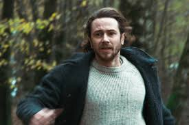 merlinpapin3's tweet photo. .@FredOL69007 Vu le film #UnHommeenFuite de Baptiste Debraux (2024) avec Bastien Bouillon Léa Drucker Pierre Lottin Marion Barbeau Théo Navarro Mussy Anne Consigny Wim Willaert Eric Godon 

Rochebrune est au bord du chaos. Johnny, leader du mouvement de protestation de la ville, a disparu après avoir braqué un fourgon. Lorsque Paul Ligre apprend la nouvelle, il quitte précipitamment Paris et revient dans la ville qui l'a vu grandir pour retrouver son ami d'enfance avant la police. Seulement, l'enquête d'Anna Radoszewski la mène inéluctablement vers le secret qui unit Paul et Johnny. 

Baptiste Debraux signe avec Un Homme en Fuite un polar français qui s’inscrit parfaitement dans cette zone trouble où le cinéma hexagonal semble souvent s’égarer : quelque part entre le téléfilm calibré pour le prime-time de France Télévisions et une sortie en salles qui cherche à occuper l’espace laissé vacant par les grosses productions américaines. On retrouve immédiatement les codes devenus clichés : une policière hantée par son passé, une enquête qui la renvoie à ses propres blessures, un décor météorologique grisâtre fait de pluie battante et de brouillard omniprésent, comme si l’âme des personnages ne pouvait exister que sous un ciel plombé. 

Claire, enquêtrice incarnée par Léa Drucker, enquête sur une disparition dans une petite ville et retrouve un ami d’enfance marqué par ses propres blessures. L’intrigue mêle enquête et drame social, mais la multiplication des flash-backs ralentit le récit et dilue la tension. 

Le film ouvre beaucoup de pistes – le secret d’un adolescent disparu, les liens troubles entre anciens camarades, les non-dits familiaux – mais laisse flotter la plupart d’entre elles sans véritable résolution. Cette impression d’inachevé donne au spectateur une frustration croissante : beaucoup de portes ouvertes, mais peu refermées. On sent poindre la volonté de croiser polar psychologique et chronique sociale, mais la mayonnaise prend mal, tant le scénario semble hésiter entre réalisme cru et schéma dramatique trop balisé. 

Visuellement pourtant, Un Homme en Fuite n’est pas dénué de qualités. La photographie joue habilement des contrastes entre zones rurales désertées et intérieurs froids, la pluie et le brouillard renforçant une atmosphère pesante. La musique, discrète mais soignée, participe à installer un climat d’attente. Mais sur la durée, cette esthétique soignée ne compense pas le manque d’accroche émotionnelle et dramatique du récit. 

Du côté du casting, la présence de Léa Drucker constitue un atout indéniable. Elle apporte une crédibilité solide à son rôle de policière tourmentée, évitant le surjeu et trouvant toujours la juste mesure. Bastien Bouillon, propulsé par le succès de La Nuit du 12, est convoqué ici pour surfer sur cette aura, mais son personnage manque d’originalité et d’impact. En revanche, le nouveau venu Pierre Lottin surprend agréablement : plus nuancé, plus habité, il parvient à tirer son épingle du jeu dans un récit qui ne lui offre pourtant pas beaucoup de relief. 

Reste que le film, malgré ses intentions louables, souffre d’un manque de surprises et d’une dramaturgie trop convenue. La thématique de l’amitié brisée et de la culpabilité enfouie aurait pu offrir une matière forte, mais elle se perd dans un trop-plein de détours narratifs. On devine le twist bien avant la fin, et l’impact émotionnel demeure limité. 

 Un Homme en Fuite est un polar français soigné sur la forme, mais sans réelle étincelle. Une œuvre qui s’embourbe dans ses propres effets de style, faute de trouver une ligne claire. On en retient surtout Léa Drucker, impeccable, et un Pierre Lottin prometteur, mais l’ensemble, s’il se laisse regarder, ne parvient jamais à se hisser au-dessus de la moyenne des polars hexagonaux contemporain
