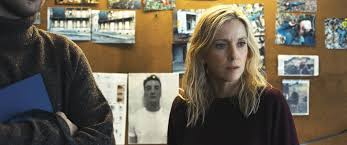 merlinpapin3's tweet photo. .@FredOL69007 Vu le film #UnHommeenFuite de Baptiste Debraux (2024) avec Bastien Bouillon Léa Drucker Pierre Lottin Marion Barbeau Théo Navarro Mussy Anne Consigny Wim Willaert Eric Godon 

Rochebrune est au bord du chaos. Johnny, leader du mouvement de protestation de la ville, a disparu après avoir braqué un fourgon. Lorsque Paul Ligre apprend la nouvelle, il quitte précipitamment Paris et revient dans la ville qui l'a vu grandir pour retrouver son ami d'enfance avant la police. Seulement, l'enquête d'Anna Radoszewski la mène inéluctablement vers le secret qui unit Paul et Johnny. 

Baptiste Debraux signe avec Un Homme en Fuite un polar français qui s’inscrit parfaitement dans cette zone trouble où le cinéma hexagonal semble souvent s’égarer : quelque part entre le téléfilm calibré pour le prime-time de France Télévisions et une sortie en salles qui cherche à occuper l’espace laissé vacant par les grosses productions américaines. On retrouve immédiatement les codes devenus clichés : une policière hantée par son passé, une enquête qui la renvoie à ses propres blessures, un décor météorologique grisâtre fait de pluie battante et de brouillard omniprésent, comme si l’âme des personnages ne pouvait exister que sous un ciel plombé. 

Claire, enquêtrice incarnée par Léa Drucker, enquête sur une disparition dans une petite ville et retrouve un ami d’enfance marqué par ses propres blessures. L’intrigue mêle enquête et drame social, mais la multiplication des flash-backs ralentit le récit et dilue la tension. 

Le film ouvre beaucoup de pistes – le secret d’un adolescent disparu, les liens troubles entre anciens camarades, les non-dits familiaux – mais laisse flotter la plupart d’entre elles sans véritable résolution. Cette impression d’inachevé donne au spectateur une frustration croissante : beaucoup de portes ouvertes, mais peu refermées. On sent poindre la volonté de croiser polar psychologique et chronique sociale, mais la mayonnaise prend mal, tant le scénario semble hésiter entre réalisme cru et schéma dramatique trop balisé. 

Visuellement pourtant, Un Homme en Fuite n’est pas dénué de qualités. La photographie joue habilement des contrastes entre zones rurales désertées et intérieurs froids, la pluie et le brouillard renforçant une atmosphère pesante. La musique, discrète mais soignée, participe à installer un climat d’attente. Mais sur la durée, cette esthétique soignée ne compense pas le manque d’accroche émotionnelle et dramatique du récit. 

Du côté du casting, la présence de Léa Drucker constitue un atout indéniable. Elle apporte une crédibilité solide à son rôle de policière tourmentée, évitant le surjeu et trouvant toujours la juste mesure. Bastien Bouillon, propulsé par le succès de La Nuit du 12, est convoqué ici pour surfer sur cette aura, mais son personnage manque d’originalité et d’impact. En revanche, le nouveau venu Pierre Lottin surprend agréablement : plus nuancé, plus habité, il parvient à tirer son épingle du jeu dans un récit qui ne lui offre pourtant pas beaucoup de relief. 

Reste que le film, malgré ses intentions louables, souffre d’un manque de surprises et d’une dramaturgie trop convenue. La thématique de l’amitié brisée et de la culpabilité enfouie aurait pu offrir une matière forte, mais elle se perd dans un trop-plein de détours narratifs. On devine le twist bien avant la fin, et l’impact émotionnel demeure limité. 

 Un Homme en Fuite est un polar français soigné sur la forme, mais sans réelle étincelle. Une œuvre qui s’embourbe dans ses propres effets de style, faute de trouver une ligne claire. On en retient surtout Léa Drucker, impeccable, et un Pierre Lottin prometteur, mais l’ensemble, s’il se laisse regarder, ne parvient jamais à se hisser au-dessus de la moyenne des polars hexagonaux contemporain