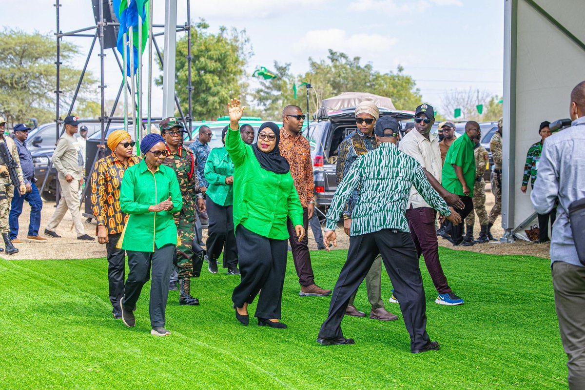 ccm_tanzania's tweet photo. 𝗡𝗬𝗢𝗠𝗜 𝗟𝗔 𝗪𝗔𝗡𝗔𝗡𝗖𝗛𝗜 𝗪𝗔 𝗠𝗩𝗢𝗠𝗘𝗥𝗢 𝗪𝗔𝗠𝗣𝗢𝗞𝗘𝗔 𝗗𝗞𝗧. 𝗦𝗔𝗠𝗜𝗔

Ukisikia nyomi ndio hili na hili si nyomi tuu bali ni nyomi la upendo wa wananchi wa Mvomero mkoani Morogoro waliojitokeza kumpokea na kumsikiliza mgombea Urais wetu wa Tanzania kupitia tiketi ya Chama Cha Mapinduzi (CCM) Dkt. 𝗦𝗮𝗺𝗶𝗮 𝗦𝘂𝗹𝘂𝗵𝘂 𝗛𝗮𝘀𝘀𝗮𝗻 aliyetekeleza ilani ya chama chetu ya mwaka 2020/25 kwa kishindo cha zaidi ya asilimia 100.

Nyomi hili linaashiria kukubalika kwa Mgombea wetu na kuongeza hamasa kubwa ya kuendelea kuchapa kazi kwa mgombea wetu.

Mvomero mmemuheshimisha mgombea wenu✅

#SafariYaCCM
#SafariYaUshindi
#OktobaTunatiki✅
#KaziNaUtuTunasongaMbele