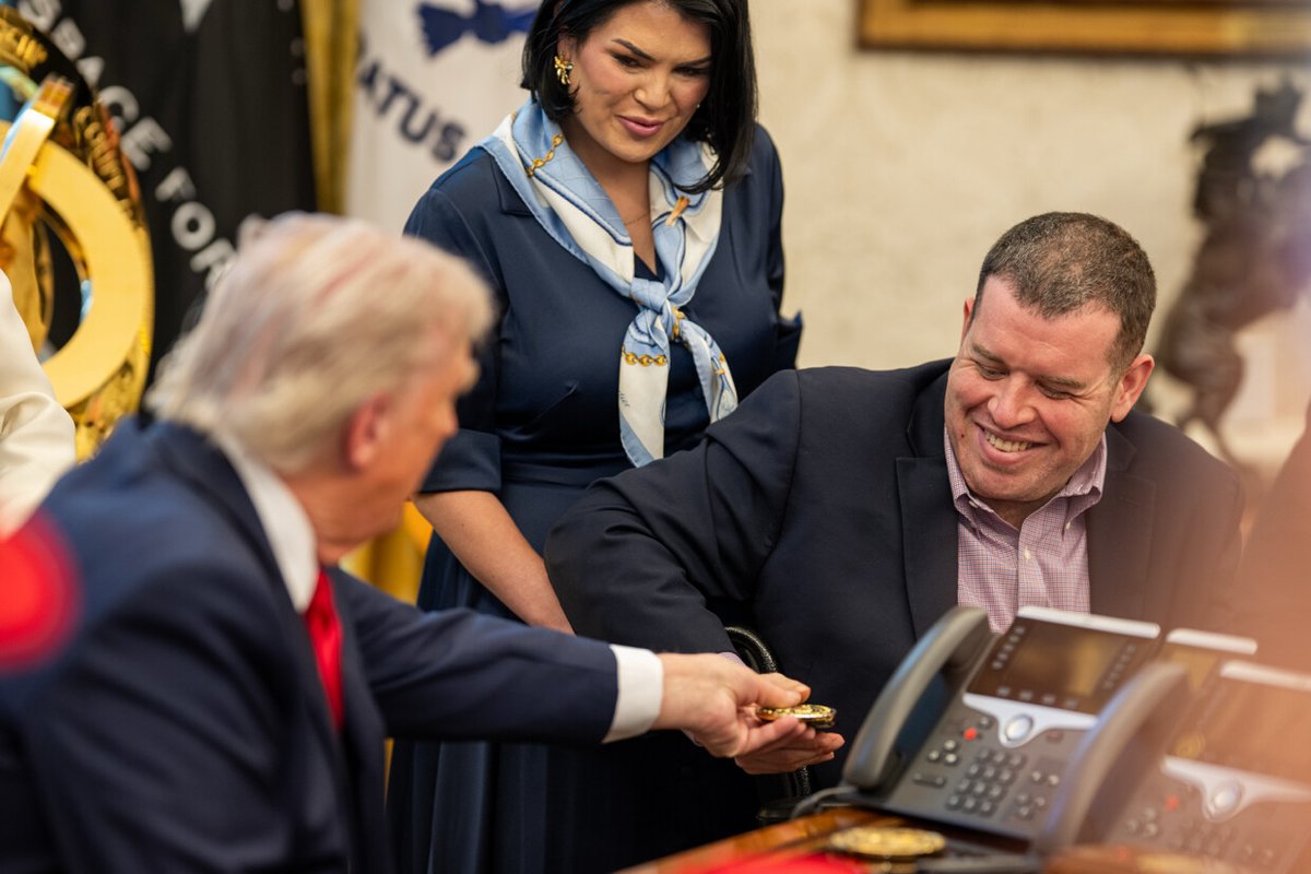 LisaTHuff's tweet image. 🚨MAJOR BREAKING: Whispers are traveling through the Washington press pool that Donald Trump has not been seen since Tuesday and has zero publicly planned events through the weekend. This clip is apparently one of the last times Trump was seen by the press. 

What’s going on?