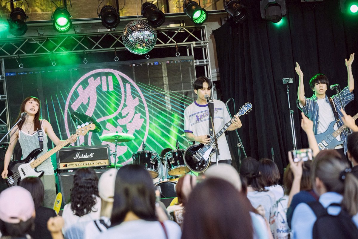 livehouse__in's tweet image. ライブハウスinアーカイブ vol.6 ────────────── 
爽快な疾走感あふれるロックサウンドで高校生を中心にに人気急上昇中の「ザ チャオス」！
野外ステージでもその輝きを存分に発揮して会場の温度をグッと高めてくれました！！