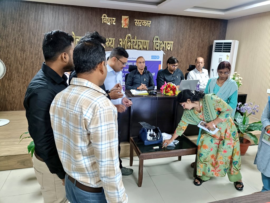 BiharPHED's tweet photo. 'हर घर नल का जल' निश्चय योजना अन्तर्गत स्थापित जलापूर्ति योजनाओं का मल्टी पैरामीटर फील्ड टेस्ट किट (FTK) एवं H2S Vials के माध्यम से जल नमूनों का जाँच अंचलस्तरीय प्रशिक्षण देते हुए सहायक शोध पदाधिकारी एवं शोध सहायक।
#WaterQuality #waterqualitytesting #WaterQualityMonitoring https://t.co/2F6YYPAdyi