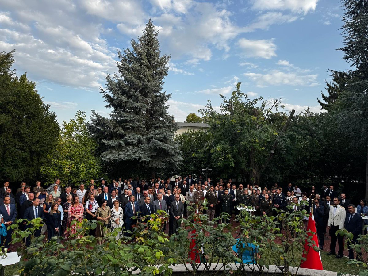 30 Ağustos Zafer Bayramımız çerçevesinde düzenlediğimiz resepsiyonda, 🇭🇺 Dışişleri ve Dış Ticaret Bakanlığı Devlet Sekreteri Péter Sztáray, Savunma Bakanlığı Devlet Sekreteri Tamás Vargha, Macar silahlı kuvvetleri mensupları, askeri ataşeler dahil kordiplomatik, sivil toplum ve