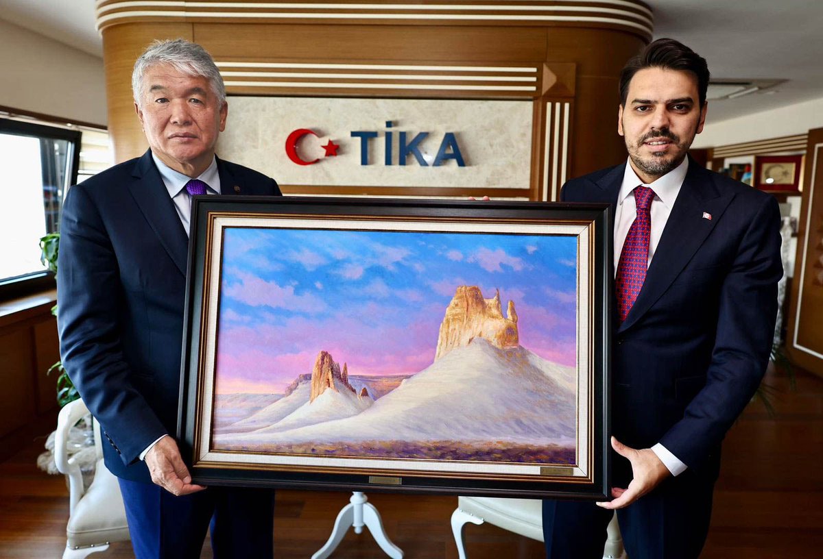 TÜRKSOY Genel Sekreteri Sultan Raev, TİKA Başkanlığı görevine atanan Sn. Abdullah Eren’i makamında ziyaret ederek yeni görevinden dolayı tebriklerini iletti.